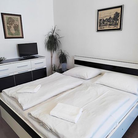 Tower Apartment Praha Bagian luar foto